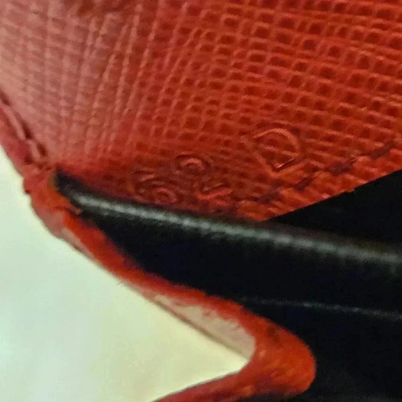 🎁Prada Rouge Grommet Embellished Leather WOC - Picture 4 of 17